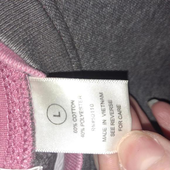 Grandma Chic Feathers Gray Sweatshirt with Embroidered Flowers Size Large - Picture 4 of 6